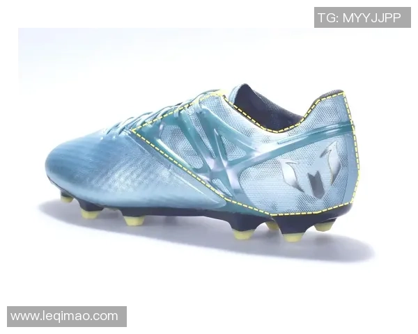 足球明星亲自赠送签名鞋款合集揭晓球场背后的故事与情感 足球明星亲自赠送签名鞋款合集揭晓球场背后的故事与情感